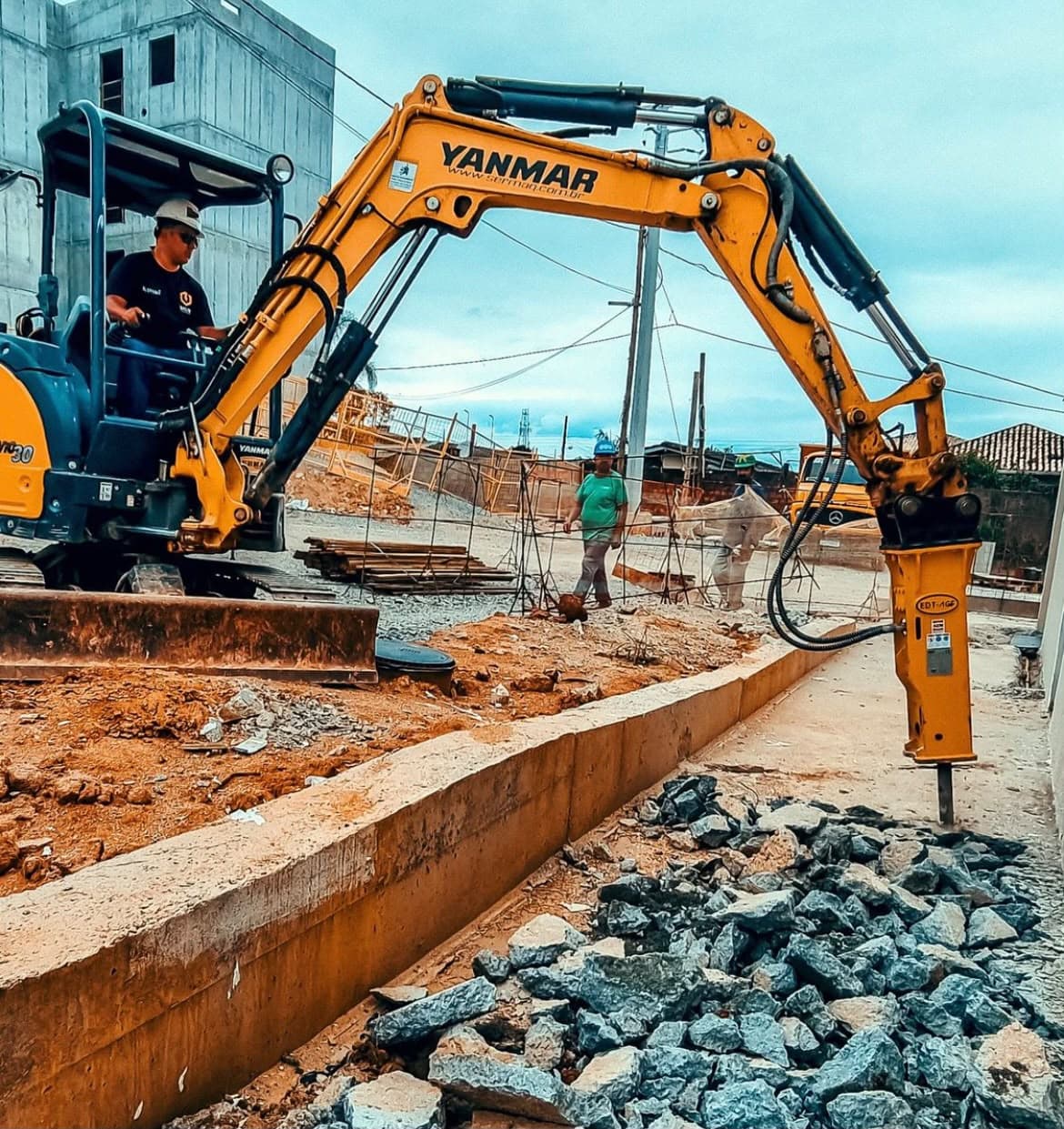 Mini escavadeira Yanmar ViO30 com rompedor hidráulico em obra