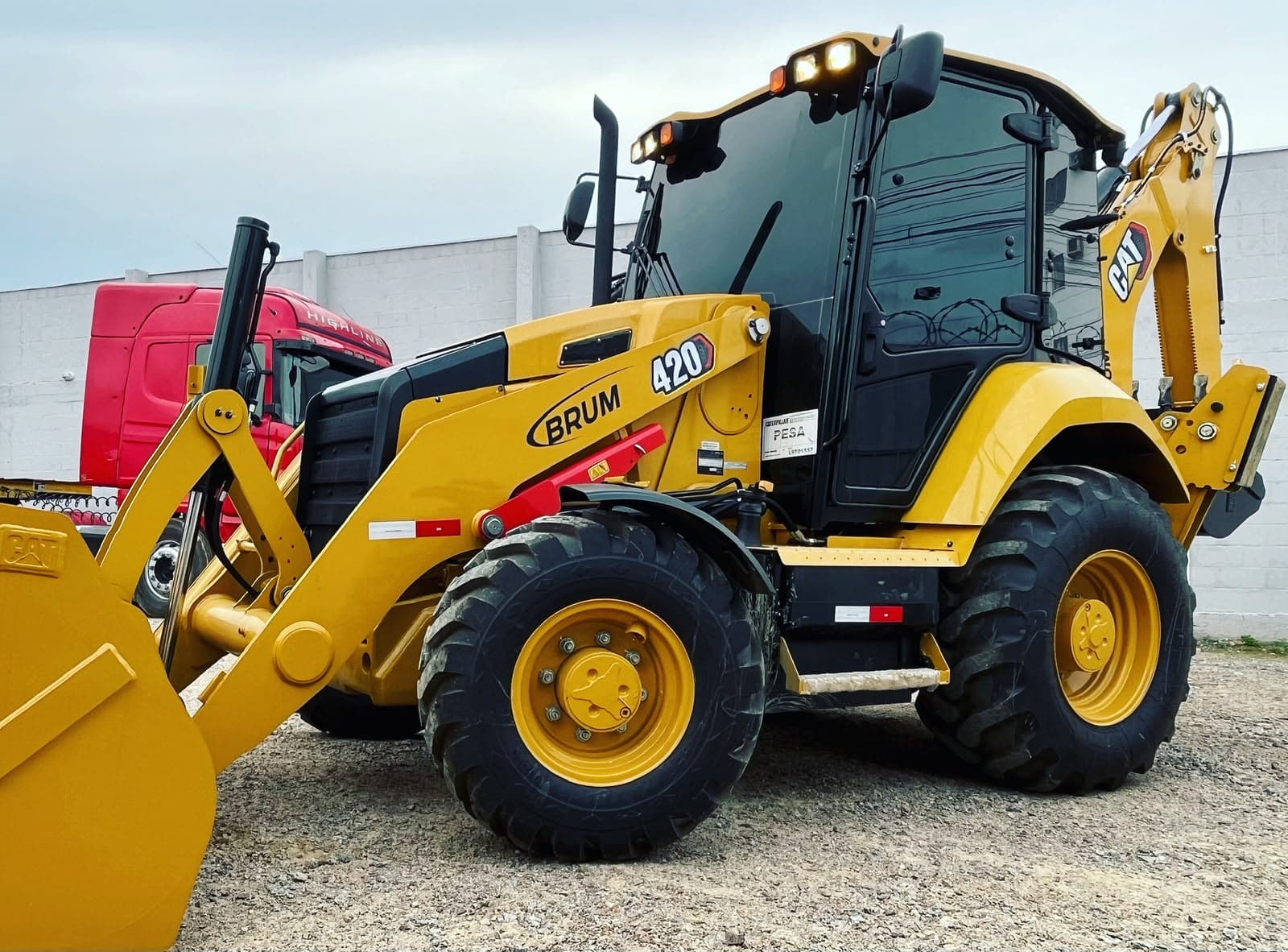 Retroescavadeira CAT 420 da Brum Locações